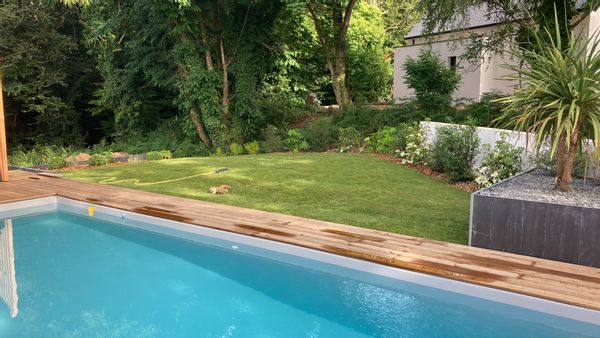 Maison moderne avec piscine et jacuzzi