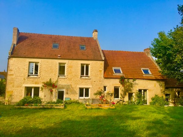 Maison claire et spacieuse, en pierre de Caen de 1850. Jardin arboré 2 000m2. La mer est à 7km.