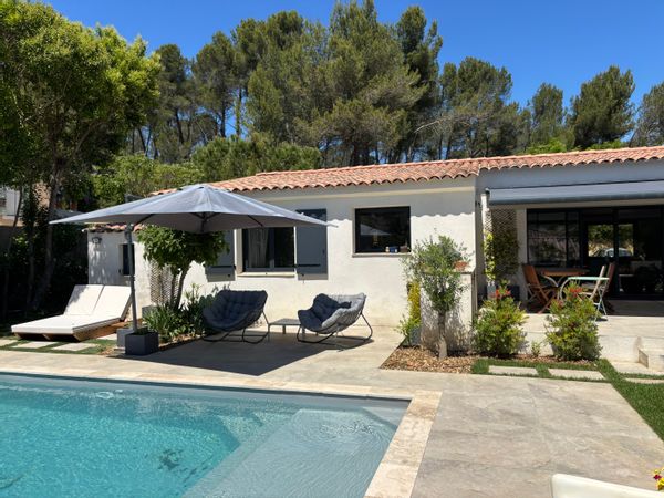 Villa moderne tout confort avec piscine, au pied du village de Cabriès, entre Aix et Marseille