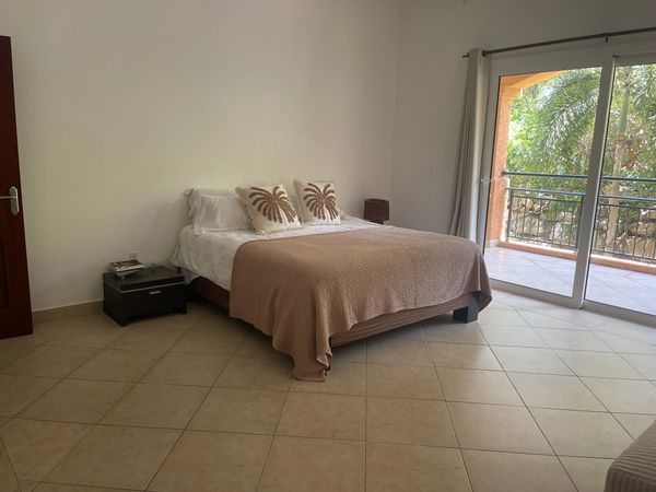 Grand condo dans les résidence de porto Cupecoy. Grosse piscine, terrain de tennis et marina