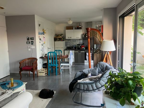 Maison à l’accès sécurisé et adapté PMR avec jardin, 1 chambres et un grand canapé lit.
