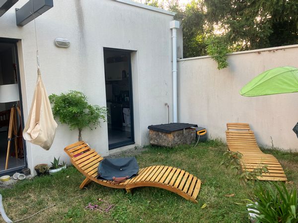 Maison à l’accès sécurisé et adapté PMR avec jardin, 1 chambres et un grand canapé lit.