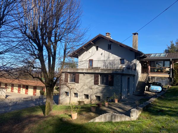 Une chambre et une salle de bain à la campagne