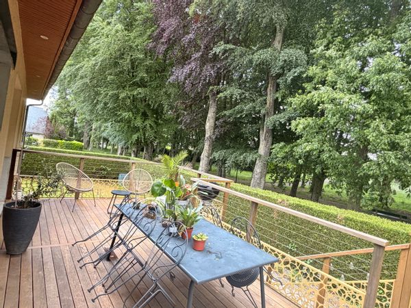 Maison familiale spacieuse, terrasse en bois et grand séjour pour des vacances ressourçantes.