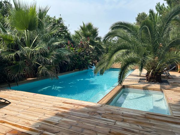 La piscine fait 12m par 5m, chauffée (entre 24 et 28 suivant la météo) et ses deux terrasses.