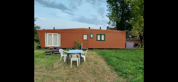 Maisonnette en pleine campagne à 50km de Bruxelles, tout près d'un bois, grand jardin familial.