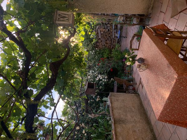 Maison provençale avec terrasse fraiche et ombragée dans un petit village typique du sud Luberon