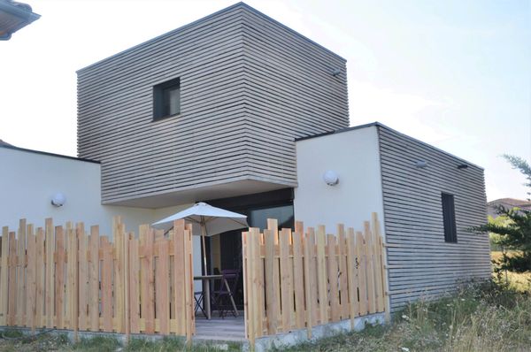 Dépendance avec piscine et vue sur les vignes