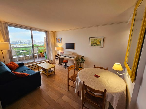 Appartement situé dans un étage élevé d’une résidence de standing, offrant calme et confort.