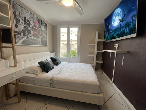 La chambre privée dans l’appartement 3 pièces ultra-technologique