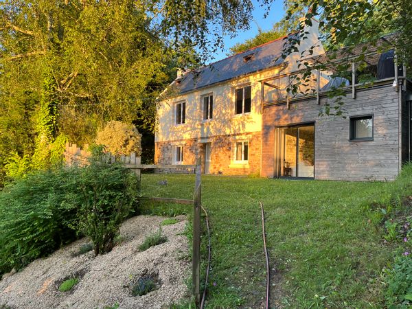 Une maison située dans un petit village charmant de Bretagne