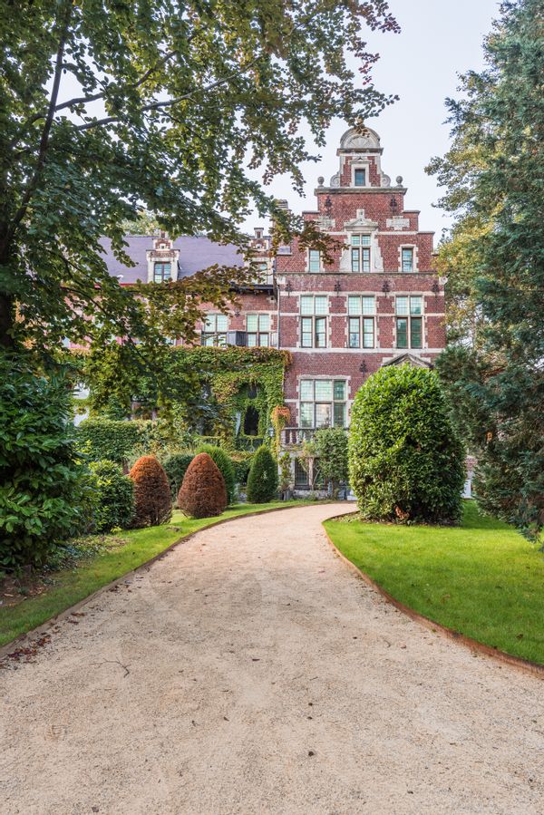 L'appartement dans un petit château au calme à Bruxelles où je suis heureuse de vous accueillir!