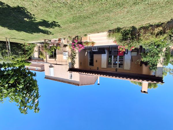 La maison de Marine et Paulo en Provence avec notre chat blanc et noir : Chami