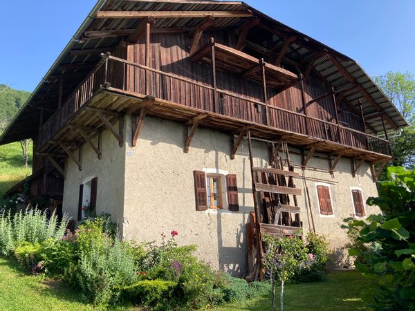 Maison de montagne face au Mont-Blanc