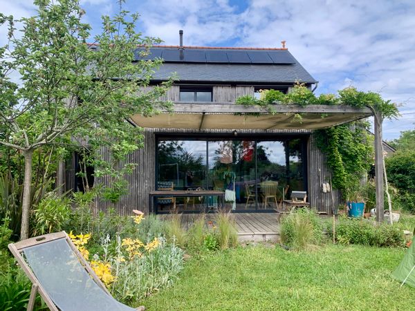 Jolie maison en bois, entre ville, campagne et rivières
