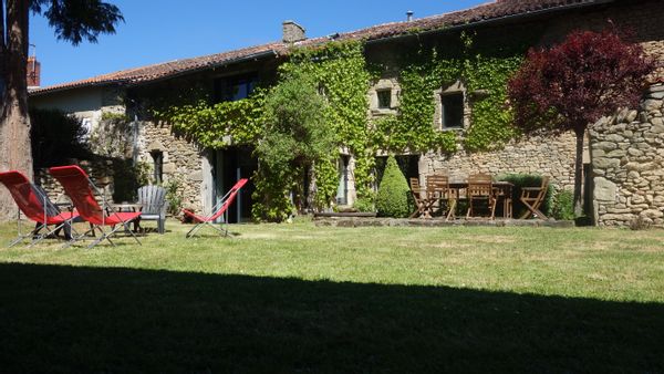 Ancienne ferme réhabilitée dans un écrin de verdure