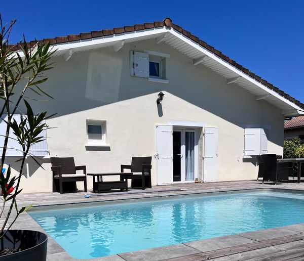La maison de Marion, Arnaud, Angus et Livio, avec jardin et piscine