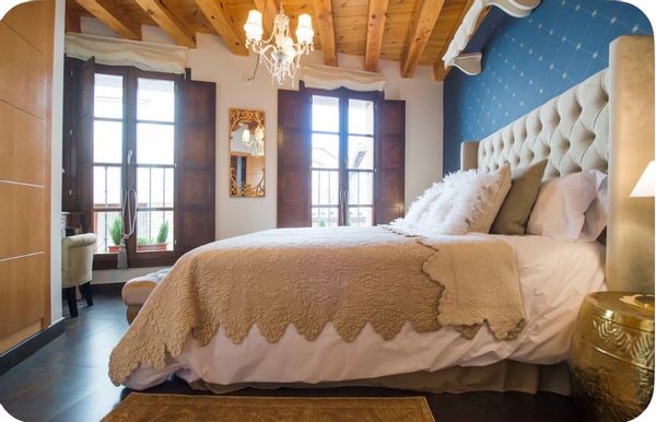 Bâtiment historique du XVIe siècle avec patios traditionnels