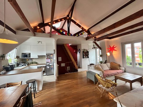 Appartement de charme avec poutres apparentes, hauteur sous plafond et mezzanine, très cosy.