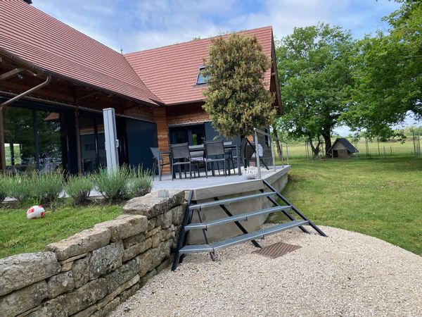 Belle maison moderne ossature bois avec jaccuzzi extérieur