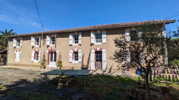Corps de ferme  en cours de rénovation avec un immense jardin. A 15 minutes d'Auch.