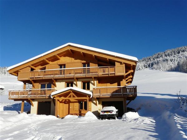 Appartement,  plein sud, au  calme, bien isolé. très belle vue dégagée. Rando; ski, départ du chalet