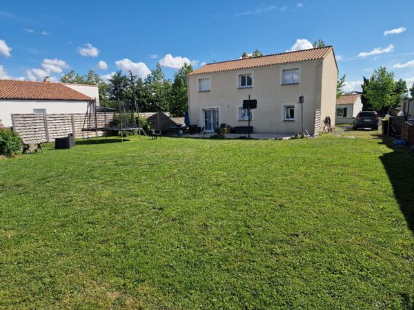 La maison est une maison vivante avec 5 chambres convient à une famille de 4 enfants
