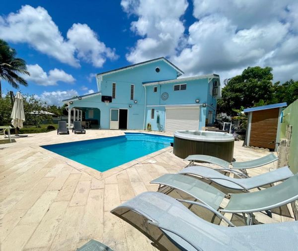 Villa tropicale avec piscine et jacuzzi au calme à Sainte-Rose en Guadeloupe.