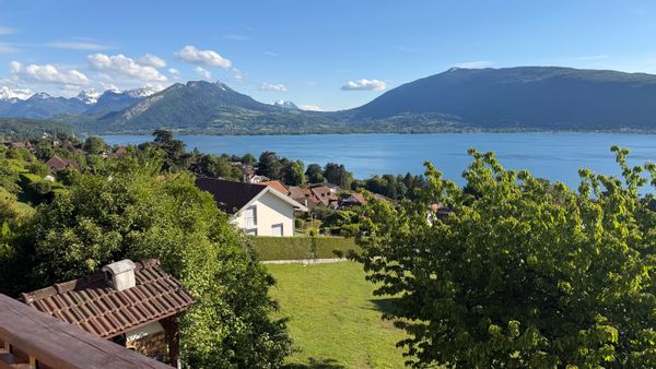 Maison avec vue exceptionnelle sur le lac d'Annecy - 3 ch - jardin
