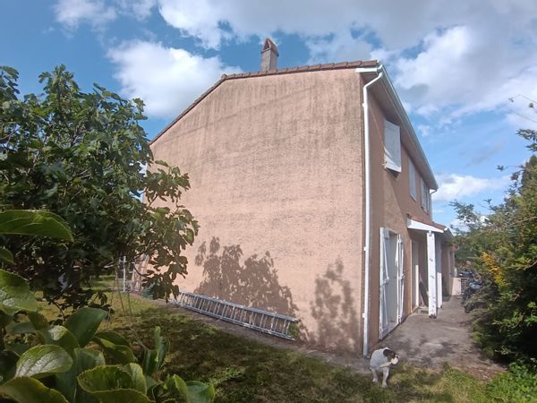 Richard et Anne ont deux chambres de libres dans la maison.