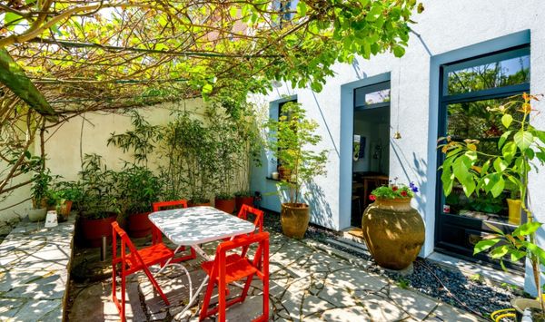 Maison de charme entourée de verdure