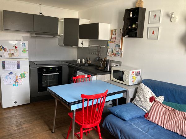 Chambre privée avec salle de bain, espace cuisine et salon privés. Proximité tous commerces.