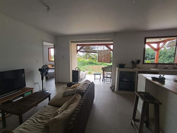 Maison créole près de la rivière. Disponible juillet/août 2026
