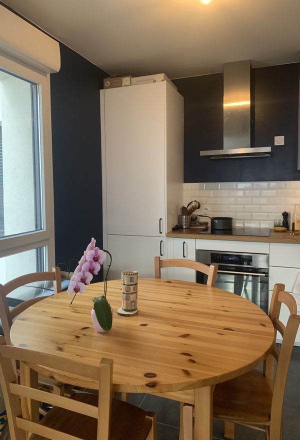 Appartement spacieux avec balcon dans un immeuble calme À 3 stations de métro de Paris ligne 9