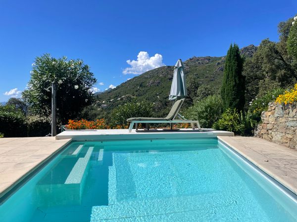 Villa d'exception en Corse – Vue mer & montagne, piscine, jardin paysager en toute intimité