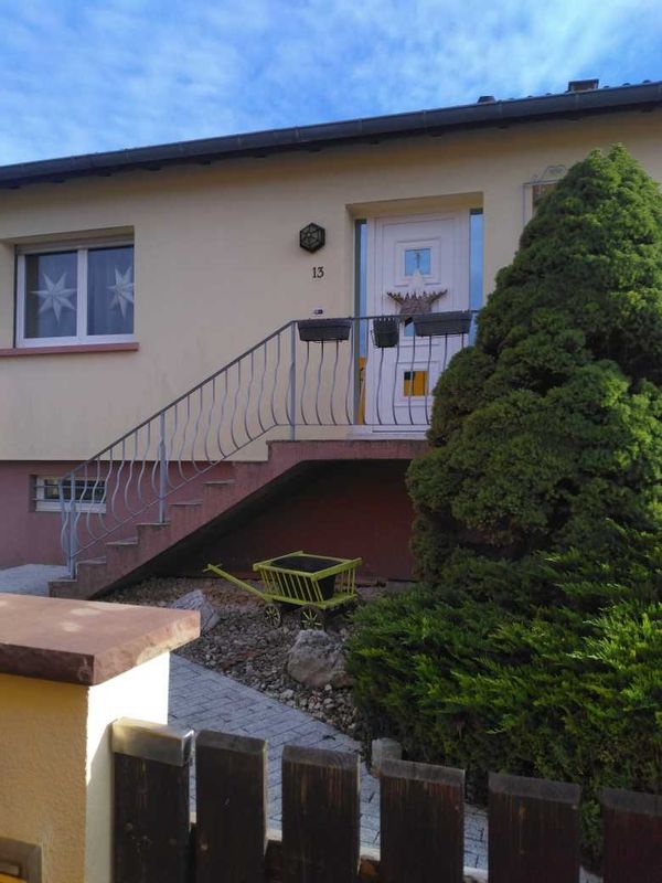 La maison  possède une riviere a l'arrière de la maison côté terrasse  Avec 6 ares de terrain