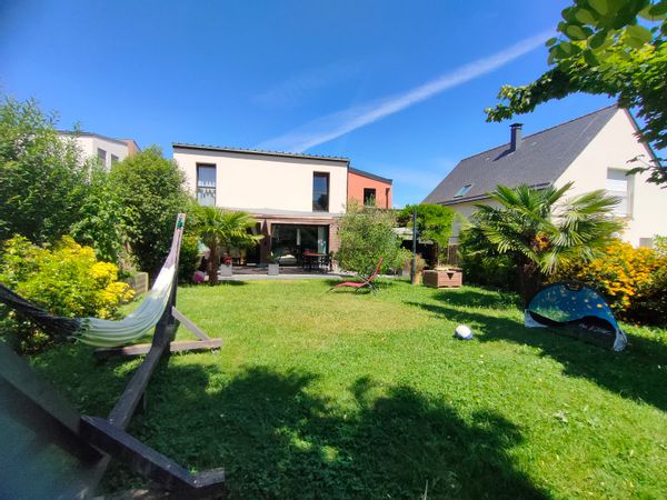 Grande et belle Maison avec jardin au coeur d'un village tout près de Rennes