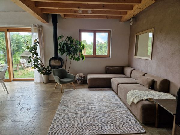 grande maison familiale au milieu des nids de cigognes