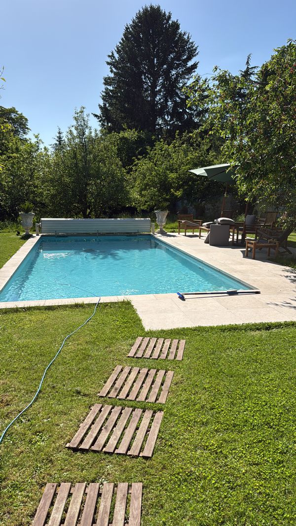 Maison avec piscine chauffée à sept minutes du château de Fontainebleau en voiture .