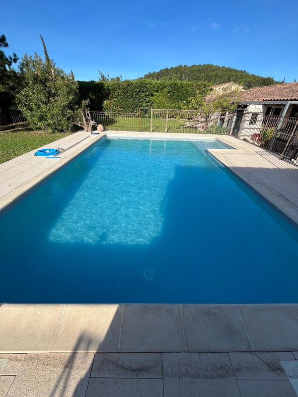 Maison individuelle en Provence avec piscine privée, terrasse ombragée, jardin et climatisation