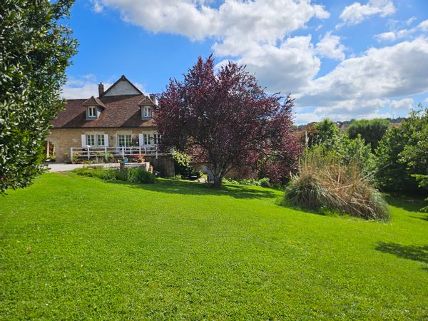 Maison de caractère au calme, fraiche avec magnifique jardin dans un village avec commodités