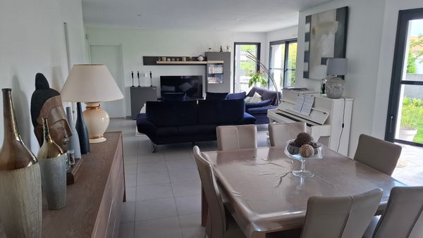 Maison contemporaine de plain-pied de 135 m2, sans vis à vis, plein sud, avec son jardin de 800m2.