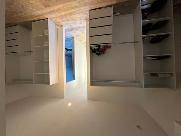 L'étage : 2 chambres, SDB, wc, pièce de jeux. Jardin : animaux potager pelouse terrasse, barbecue.