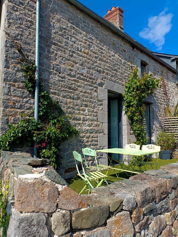 La brasserie Notre maison est située dans un village pittoresque au calme à 2km de la mer.
