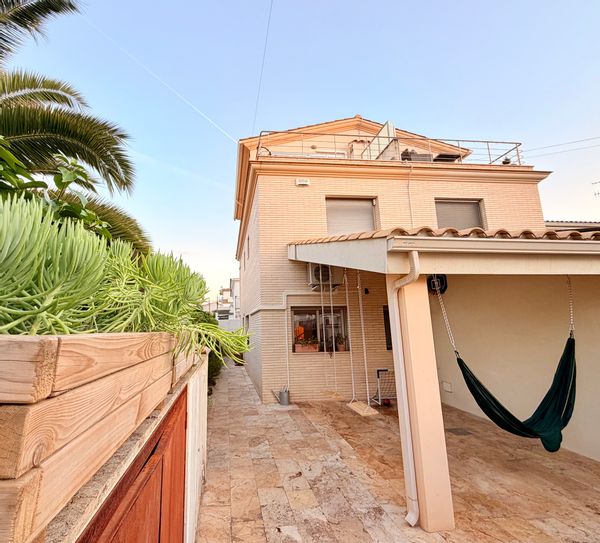 In the heart of lovely village, 10' from beach & mountains, 30' from Barcelona