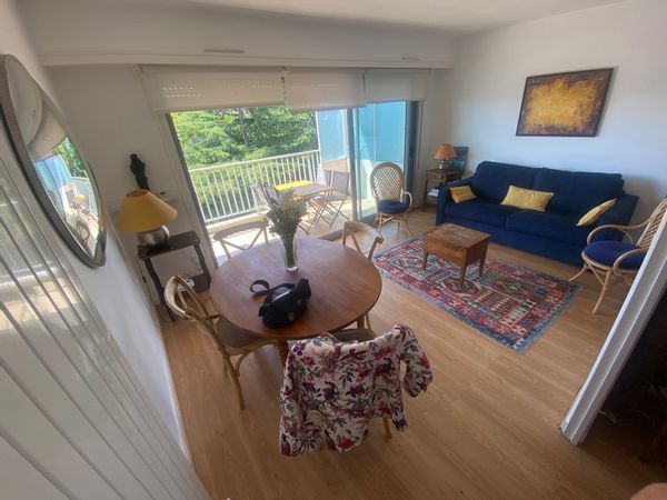 Appartement  très calme au 5è étage,  grande terrasse, vue dégagée sans vis à vis. Parking fermé.