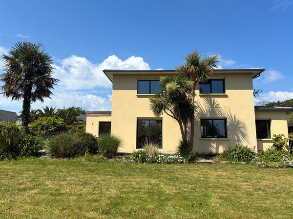 la maison entre ville, mer et nature