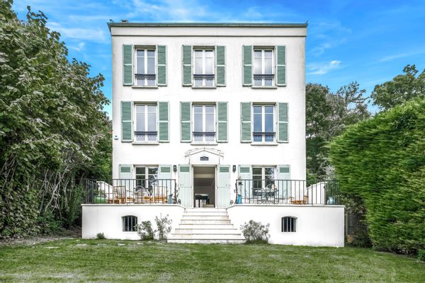 Entre Paris et Versailles : grande maison, calme et jardin au pied du Parc de St-Cloud