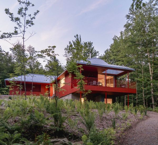 La Maison aux 3 Ruisseaux est au cœur d’une propriété privée de 6 acres en pleine forêt.