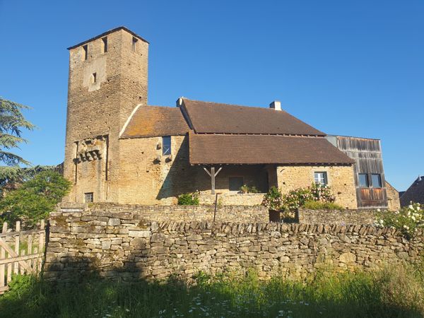Ancien doyenné de l'abbaye de Cluny (monument historique) avec extension contemporaine en bois